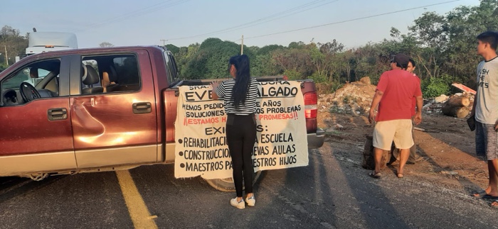 Bloqueo carretero en Papanoa, padres de familia exigen rehabilitación de secundaria