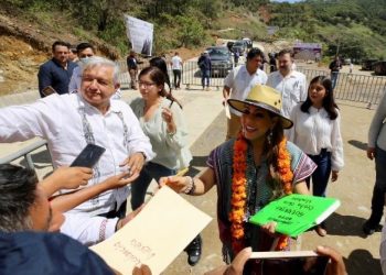 Supervisan Evelyn Salgado y el presidente López Obrador avances del programa de pavimentación de caminos artesanales en la Montaña de Guerrero
