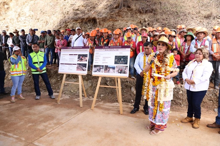 Supervisa Evelyn Salgado avances de pavimentación artesanal de caminos en La Montaña de Guerrero