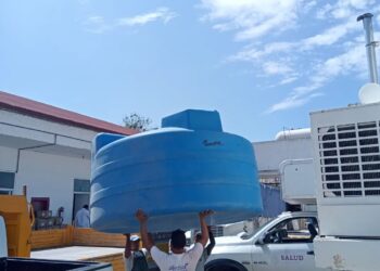 Cubren demanda y colocan tinaco en clínica de hemodiálisis