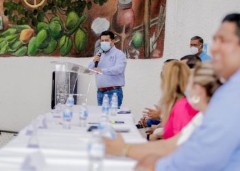 Entregan 45 certificados de nivel primaria y secundaria a adultos y jóvenes de Petatlán