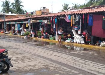 Unas rejas, provocaron mayor inundación en mercado de artesanías