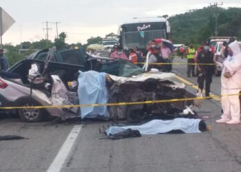 Mueren 9 personas en accidente vehicular en Tecpan