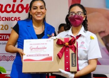 Reciben equipo de trabajo a egresadas de los Centros de Capacitación del DIF Guerrero