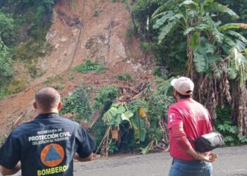 Deslaves y una casa en riesgo por lluvias en Guerrero