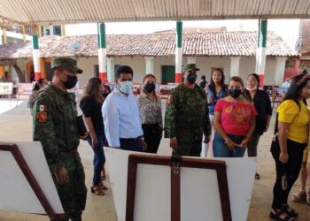 Ejército Mexicano y alcalde Crescencio Reyes inauguraron exposición fotográfica Más Cerca de Ti
