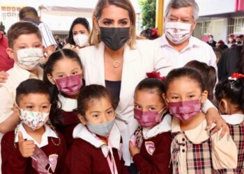 “La Educación es el único camino para la paz, para el desarrollo y el bienestar duradero”: Evelyn Salgado