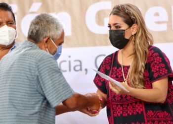 Entrega Evelyn Salgado apoyos del Programa “Pensión Guerrero” a la zona Norte en Iguala