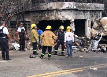 SPCGRO ATENDIÓ VOLCADURA E INCENDIO DE UNA PIPA QUE TRANSPORTABA GASOLINA EN AVENIDA ESCÉNICA