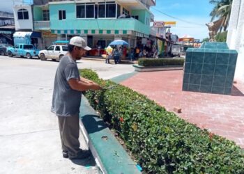 Se intensifican trabajos de limpieza y rescate de espacios públicos en Petatlán