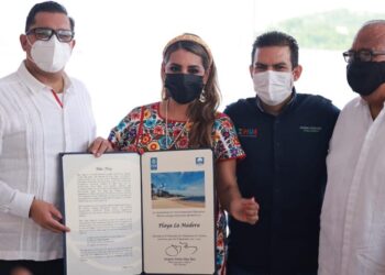 Evelyn Salgado iza bandera Blue Flag en playa de Zihuatanejo