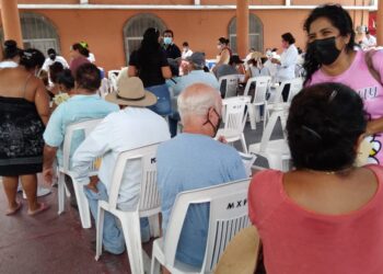 Vacunación en Zihuatanejo cambia una sede y fluye con normalidad