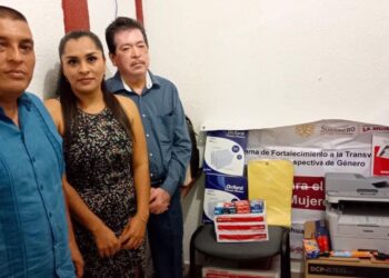 Semujer entrega equipo de cómputo al Centro para el Desarrollo de las Mujeres, de Coahuayutla