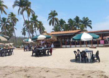 Nacionales y extranjeros llegan a destinos de playa de La Unión