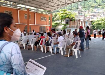 Se agota vacuna para adultos y vaticinan sobrante para adolescentes