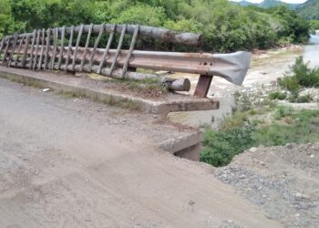 Sigue pendiente reconstrucción de puentes vehiculares que conducen a Coahuayutla