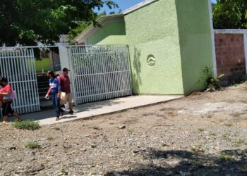 Denuncian condicionamiento de inscripción en secundaria de Zihuatanejo
