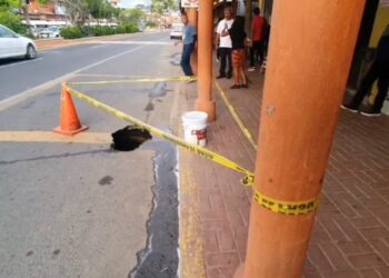Aparece socavón en calle céntrica de Zihuatanejo