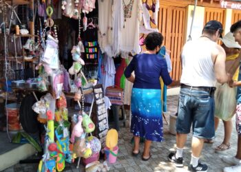 Vendedores en mercado de artesanías, registraron bajas ventas en verano