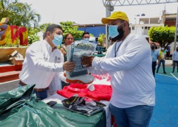 Recibe equipo de trabajo personal de Protección Civil y Bomberos de Petatlán