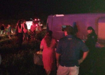 Vuelca camión de pasajeros; fallece una persona, hay varios heridos