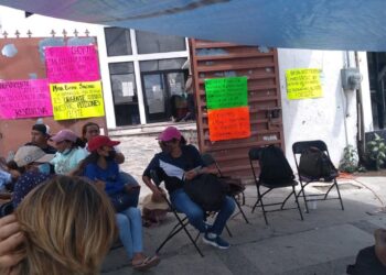 Profesores de Cecyteg Petatlán, se suman a plantón en Chilpancingo