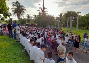 No hay respuesta del estado, denuncian padres de secundaria tomada en Petacalco