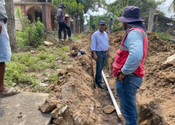Alcalde Crescencio Reyes supervisa obra de agua potable en Lagunillas