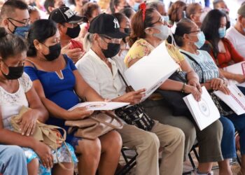 Entrega la gobernadora Evelyn Salgado 371 escrituras a familias de más de 70 colonias de Acapulco