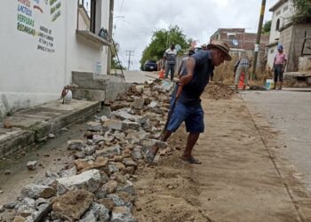 ATIENDE GOBIERNO DE PETATLÁN REPORTE DE DRENAJE COLAPSADO