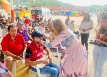 Realizan campaña de entrega de lentes en La Unión