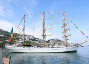 Arriba del Buque Escuela Cuauhtémoc al Puerto de Acapulco