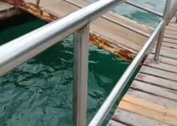 Oleaje rompe pasarela del muelle de playa Las Gatas