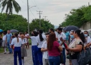 Continúa cerrada secundaria de Petacalco, padres exigen solución