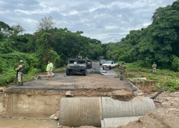 Río se lleva puente en El Naranjo, de Coahuayutla