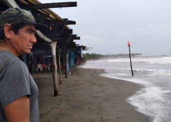 Oleaje por “Lester” se lleva mobiliario en playa Linda