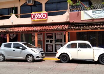 Tiendas OXXO cierran en Zihuatanejo