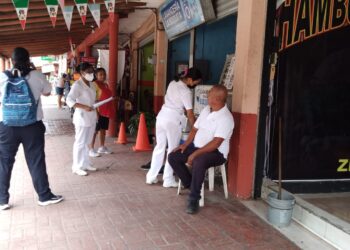 Enfermeras salen a ofrecer la vacuna CanSino