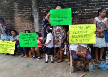 Cumple 24 horas cierre de escuela en Buena Vista, exigen maestro