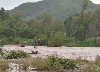 Queda atrapada una familia de turistas en río de Pantla