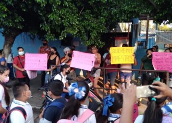 Cierran padres primaria en San Jeronimito, Petatlán, exigen maestros