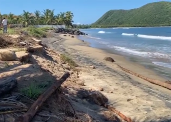 Alto oleaje erosiona terreno de primaria en Barra de Potosí, Petatlán