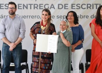 Entrega Evelyn Salgado escrituras a familias de 45 colonias de Acapulco en coordinación con el INSUS