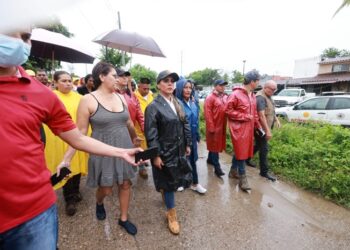 Recorren Evelyn Salgado colonias de Acapulco, supervisa acciones de atención a la población ante las lluvias