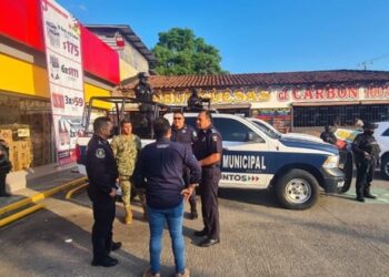 Reabren tiendas Oxxo en Zihuatanejo con resguardo policíaco
