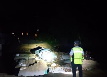 Lluvia arrastra material de construcción en puente de carretera federal Acapulco-Zihuatanejo
