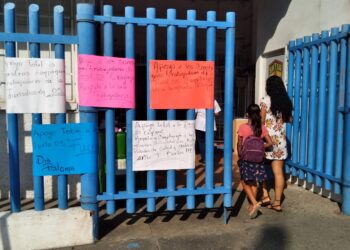 Trabajadores de centros de salud y hospital regional, manifiestan apoyo al paro