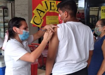 Aplican en 5 mil 760 dosis anti-influenza en Zihuatanejo