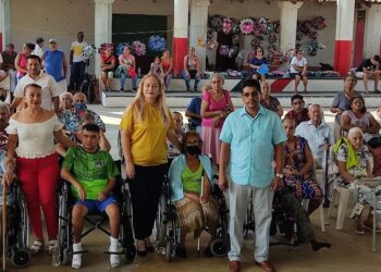 Gobierno de La Unión y Beneficencia Pública entregan aparatos funcionales