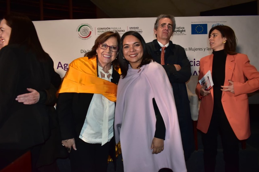 Beatriz-Mojica-reconoce-evelyn-salgado-congreso